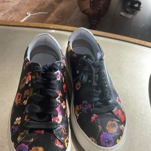 Givenchy blk sneakers